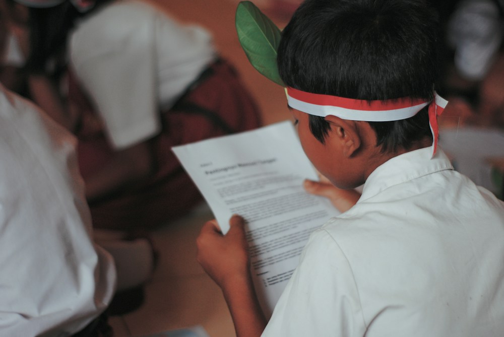 Suasana kegiatan belajar: siswa membaca materi di kelas