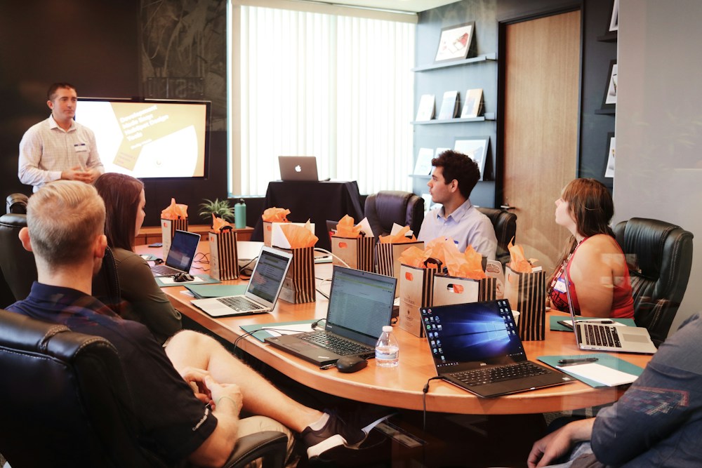 Sesi diskusi tim dengan fasilitator dan laptop